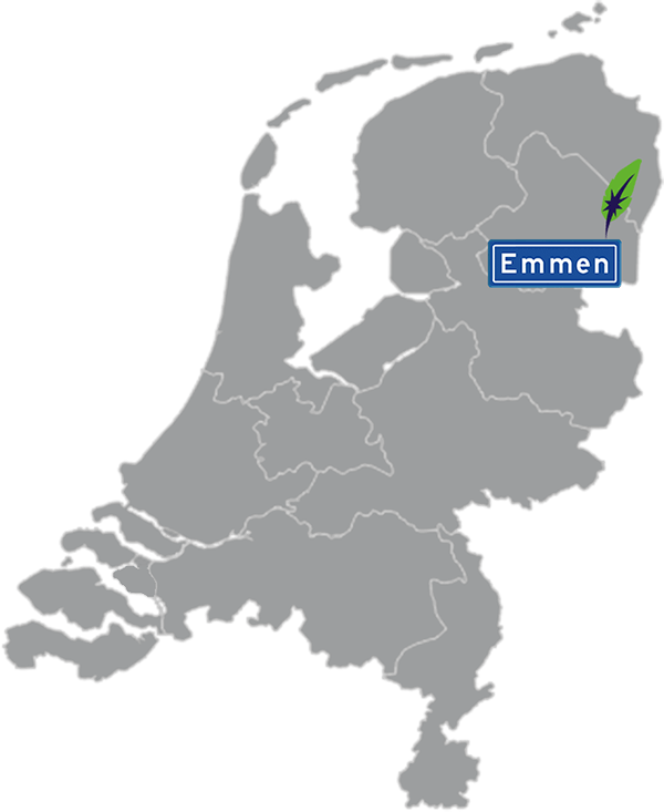 Grijze kaart van Nederland met Emmen aangegeven met blauw plaatsnaambord met witte letters en Dagnall veer voor cursus Nederlands - blauw plaatsnaambord met witte letters en Dagnall veer - transparante achtergrond - 600 * 733 pixels